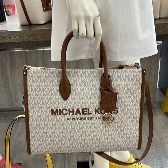 Michael Kors Mirella MD EW Tote Vanilla Shoulder Tote
35F2G7ZT2B
NWT - Picture 15 of 16
